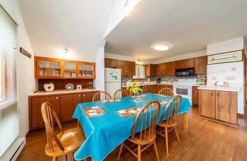 Davis House | NP46- Majestic Views! Close to Towns! Hot tub! Pets OK!