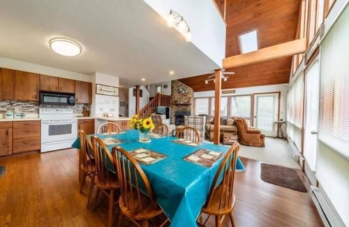 Davis House | NP46- Majestic Views! Close to Towns! Hot tub! Pets OK!
