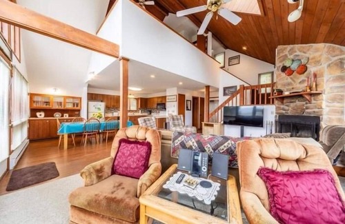 Davis House | NP46- Majestic Views! Close to Towns! Hot tub! Pets OK!