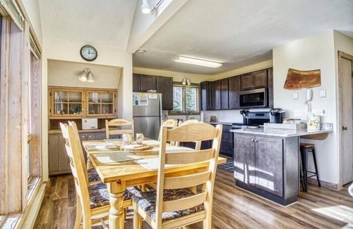 Davis House | NP99-Panoramic Views! Close to towns! Hot tub!