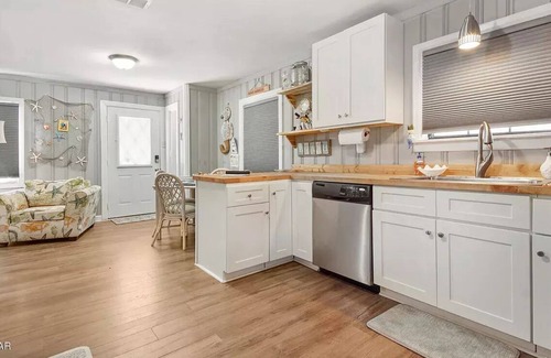 Pretty Bayou House | nPrivate Bungalow with pool across the street from bay! 5 min to the beach.