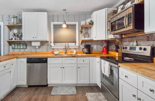 Pretty Bayou House | nPrivate Bungalow with pool across the street from bay! 5 min to the beach.