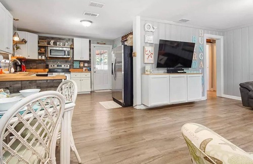 Pretty Bayou House | nPrivate Bungalow with pool across the street from bay! 5 min to the beach.