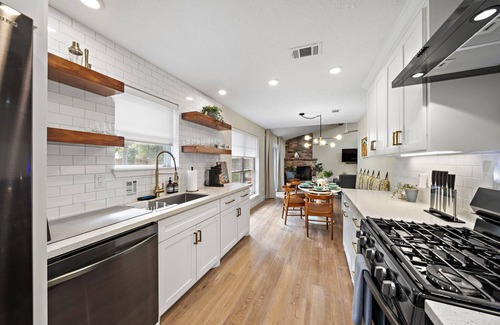 Grogan's Mill House | Nr The Woodlands Houston Retreat | Yard BBQ Games