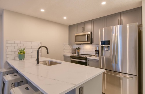 Keith Condo | nStylish & Comfy Mountain Escape ~ King Bed ~ PS5! 1 Hr from Banff National Park