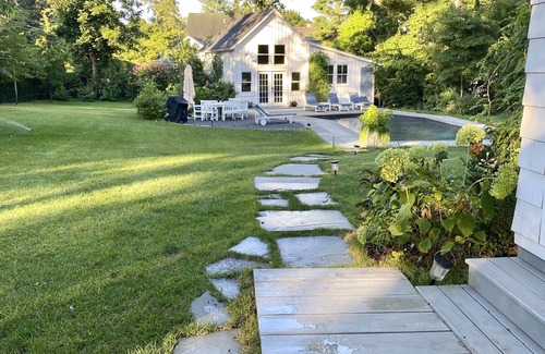 Sag Harbor House | nStylish home + Pool House walk to town/jitney/park