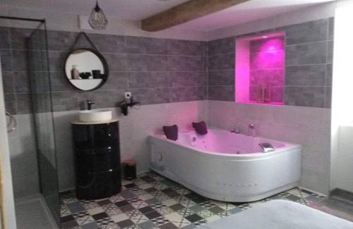 Saint-Christophe-en-Brionnais Apartment | Nuit romantique