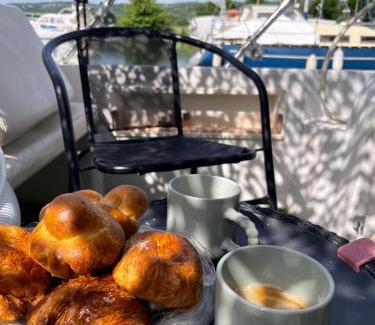 Valence Boat Rental | Nuit insolite et cocon