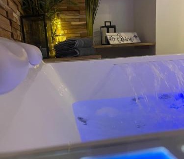 Vierzon Apartment | Nuit Magique en Love Room avec Jacuzzi Privé