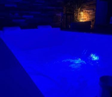 Vierzon Apartment | Nuit Magique en Love Room avec Jacuzzi Privé
