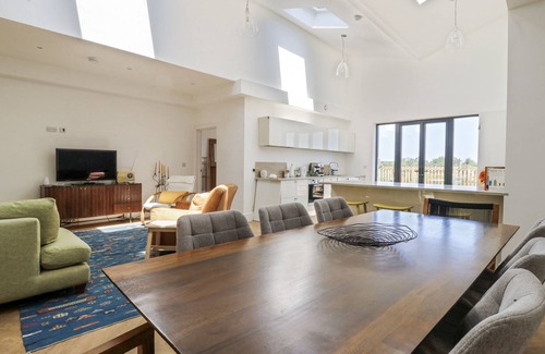 Waddesdon House | NUMBER 2 THE BARN HOUSE, pet friendly, with a garden in Woodham