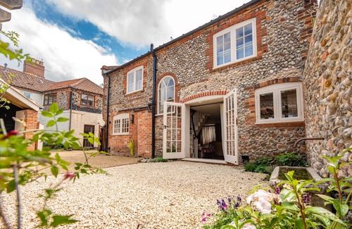 Holt House | Number 27 - luxury cottage in the heart of Holt with parking & courtyard garden