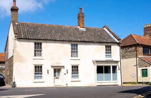 Holt House | Number 27 - luxury cottage in the heart of Holt with parking & courtyard garden