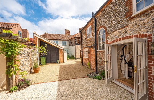 Holt House | Number 27 - luxury cottage in the heart of Holt with parking & courtyard garden