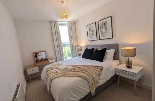 Hemel Hempstead Apartment | Number 43 Elite Apartment - Top Floor - Free Parking