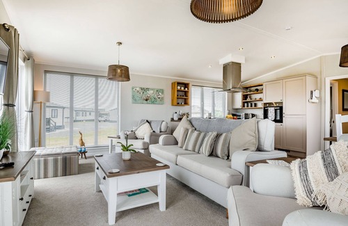 Brean Cottage | NUMBER 8 LAKES VIEW, family friendly, with a garden in Brean