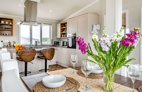 Brean Cottage | NUMBER 8 LAKES VIEW, family friendly, with a garden in Brean