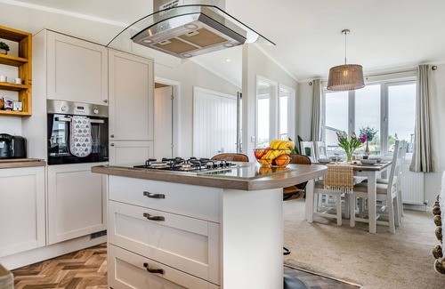 Brean Cottage | NUMBER 8 LAKES VIEW, family friendly, with a garden in Brean