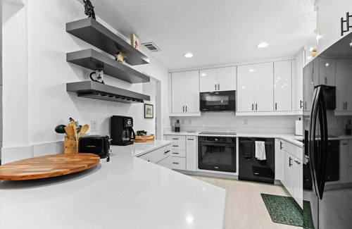 Hazel Heights House | NW Gainesville 3bed 2 bath house with POOL!