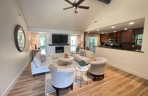 Fayetteville House | NWA Retreat by Scull Creek. Centrally located