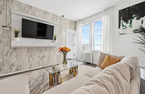 Southeast Yonkers House | NY Prime Luxury Escape with KING Bed + Easy Parking