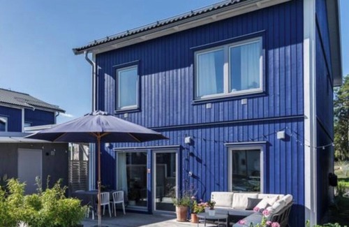 Lindalen House | Nybyggt radhus med tomt, veranda och carport. Nära Sthlm city, sjöar och skog.