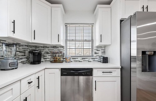Constable Hook Apartment | NYC 20min | Sleeps 10 | Free Parking | Patio