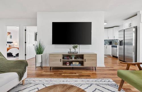 Constable Hook Apartment | NYC 20min | Sleeps 10 | Free Parking | Patio