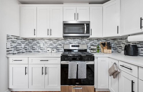 Constable Hook Apartment | NYC 20min | Sleeps 10 | Free Parking | Patio