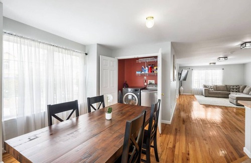 Ampere House | NYC-EWR-Downtown Newark Commuter Retreat