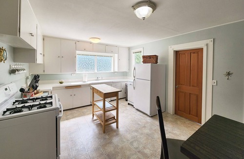 Newport House | Nye Beach! Historic Nye Creek Cottage! Walk to Everything!