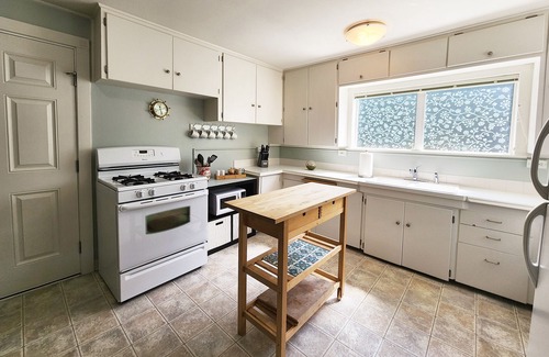 Newport House | Nye Beach! Historic Nye Creek Cottage! Walk to Everything!