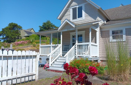 Newport House | Nye Beach! Historic Nye Creek Cottage! Walk to Everything!
