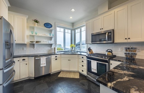 Newport House | Nye Ki-Ki - in the Heart of Nye Beach, Sleeps 8, Heart of Nye Beach, Ocean View, Hot Tub, BBQ