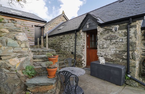 Llanfachraeth Cottage | NYTH Y WENNOL, romantic, character holiday cottage in Llanfachraeth