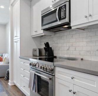 Townsite House | O'side Oasis 4-Bed, 4-Bath Home