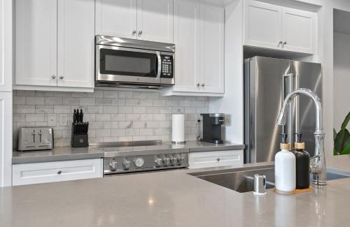 Townsite House | O'side Oasis 4-Bed, 4-Bath Home