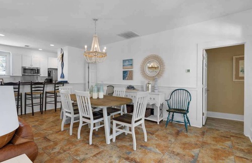 Melrose on the Beach House | Oak Breeze Cottage - Pet Friendly Retreat
