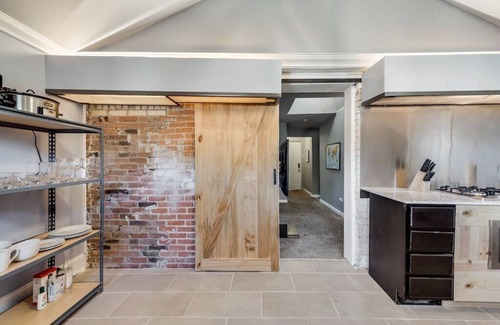Oak Cliff Apartment | Oak Cliff Guesthouse- Experience Tiny House Living