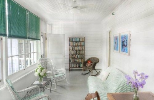 Alton Bed & Breakfast | Oak Grove B&B Treehouse Queen Bed 2 Porches-Pet Friendly