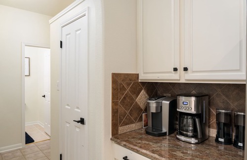 North San Antonio - SAT House | Oak Haven: Comfortable, Spacious Stay Near Airport with Hot Tub