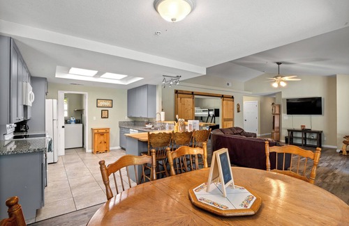 Ahwahnee House | Oak Hills Retreat - Gated Pool, BBQ & Fire Pit