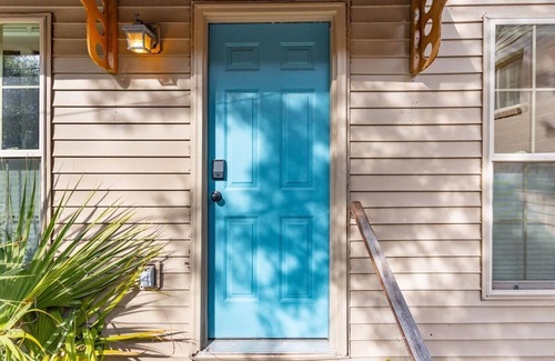 Westside House | Oak House Charleston 3BR 2B in downtown. Enjoy peacefulness, history & comfort.