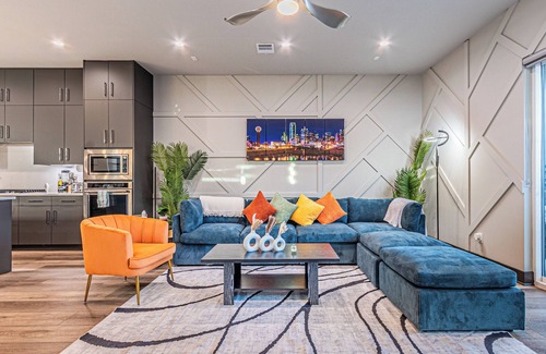Dallas House | Oak Lawn Retreat - 7 King Beds, Games, Hot Tubs