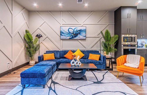 Dallas House | Oak Lawn Retreat - 7 King Beds, Games, Hot Tubs