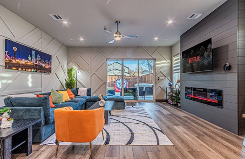Dallas House | Oak Lawn Retreat - 7 King Beds, Games, Hot Tubs