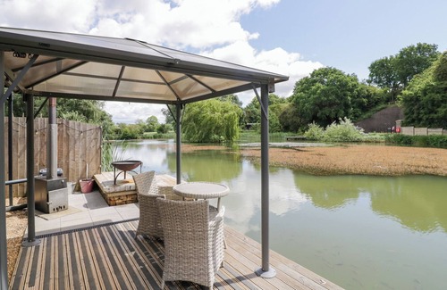 Middleton Cheney Cottage | OAK LODGE AT BRIDGE LAKE FARM & FISHERY, romantic in Chacombe