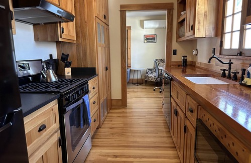 Old Bend Cottage | Oak Millhouse - Beautifully restored home in Downtown Old Bend