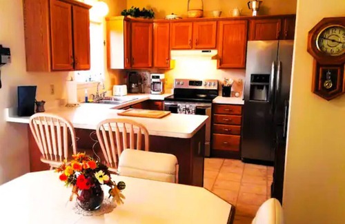 West Henrietta House | Oak Mills House a Minute to RIT 12 mins to Strong