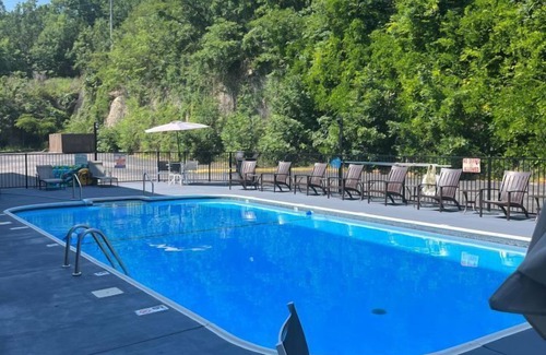 Branson Theater District Condo | Oak Ridge Tranquil 1BR Condo in Branson